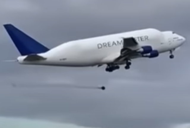 Boeing 747 Dreamlifter loses wheel_1