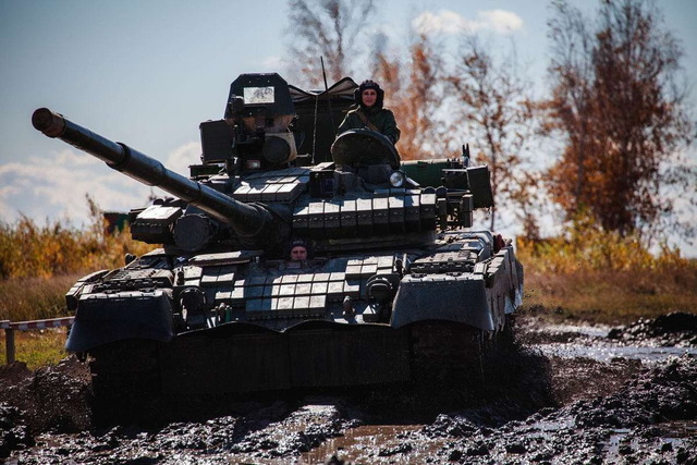 ロシアの戦車と女性兵士_13