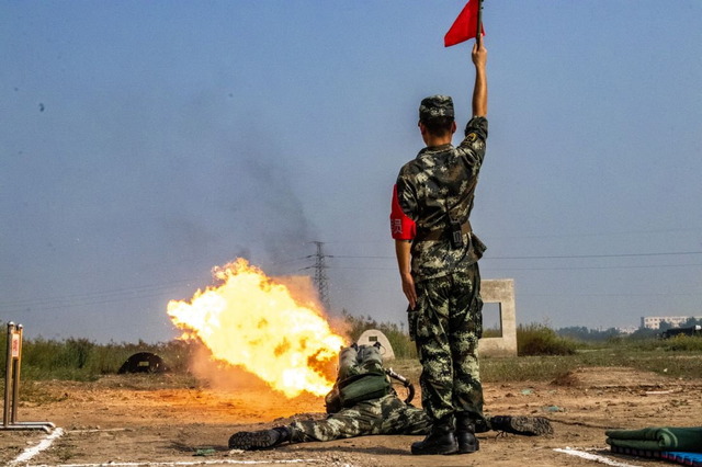 中国_武装警察_火炎放射器_2