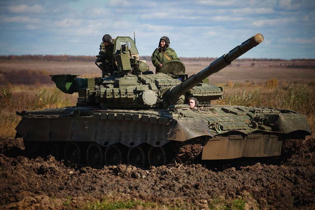 ロシアの戦車と女性兵士_14