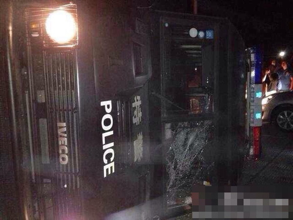 襲撃される警察車両_5
