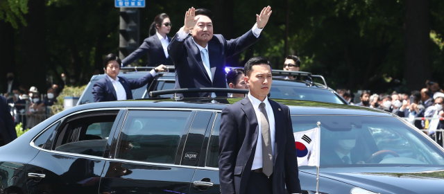 韓国大統領が乗る防弾車、手榴弾や機銃にも耐える構造