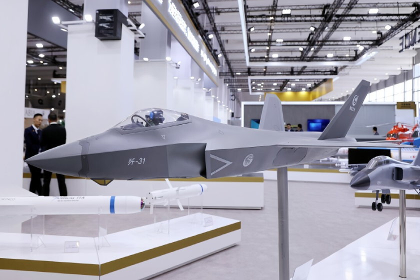 F-35をパクった中国のJ-31戦闘機、防衛展示会で注目されていたらしい