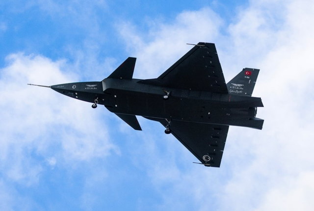 トルコ、大型ステルス無人戦闘攻撃機『クズルエルマ』初飛行成功