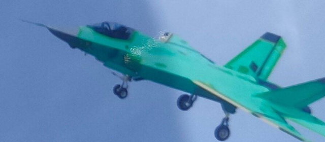 中国の新しいステルス艦載機J-35(J-21)初飛行か