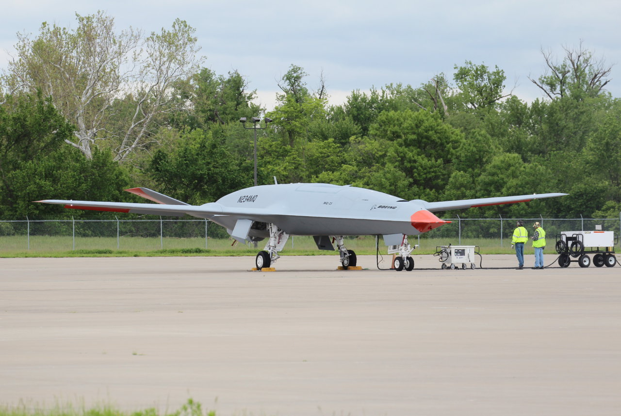 ボーイング、無人ステルス艦上補給機『MQ-25』初飛行成功