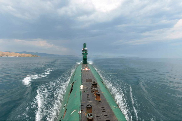 金正恩氏潜水艦視察_4