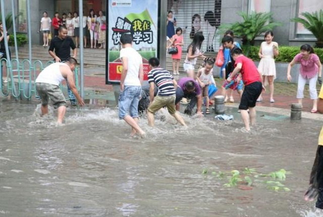 日本とは明らかに違う、中国人は洪水で魚とり開始！！