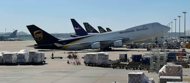 ボーイング747、駐機中に機首が上がり尻もち