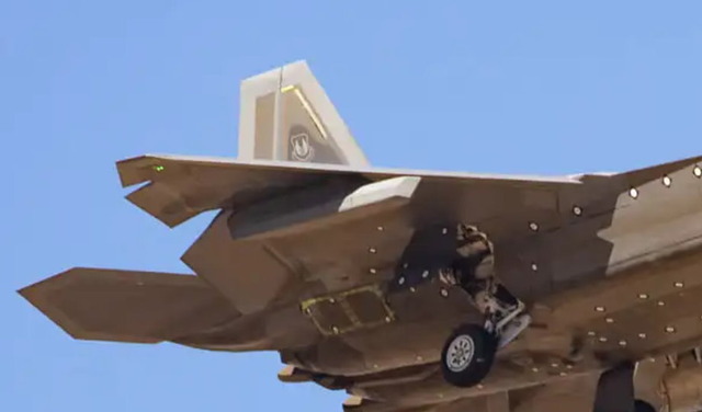 F-22_stealthPod_5