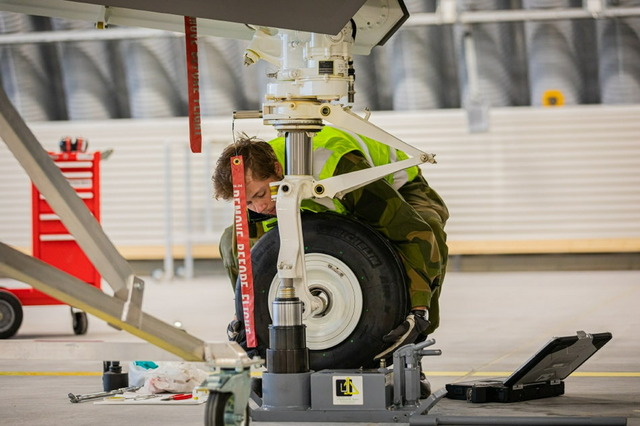 F-35 タイヤ交換_2