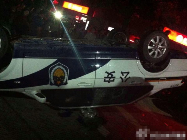 襲撃される警察車両_4