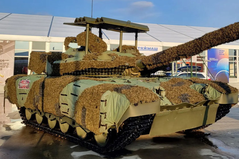 ロシアの防衛装備展示会、戦車上部に『網』装甲搭載