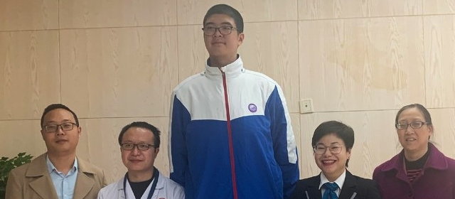 世界で最も身長が高い青年 221cm_1