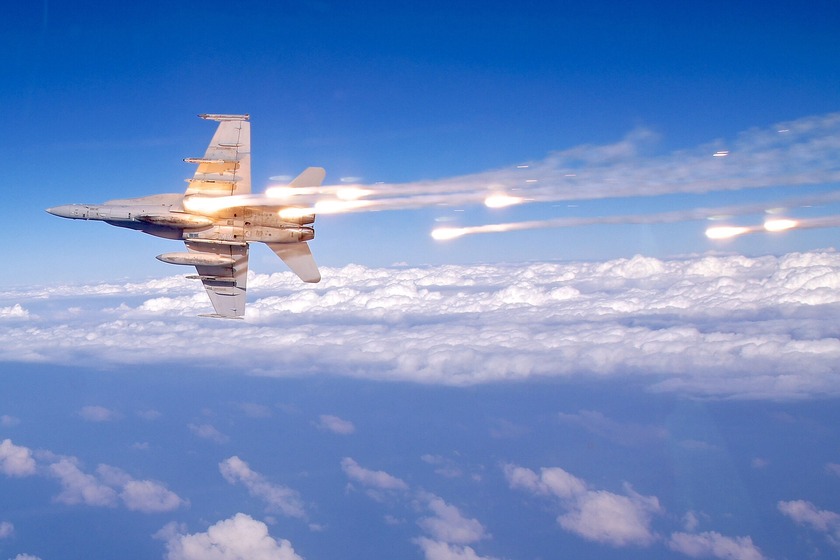 An_F-A-18_lanches_flares._(8246656817)