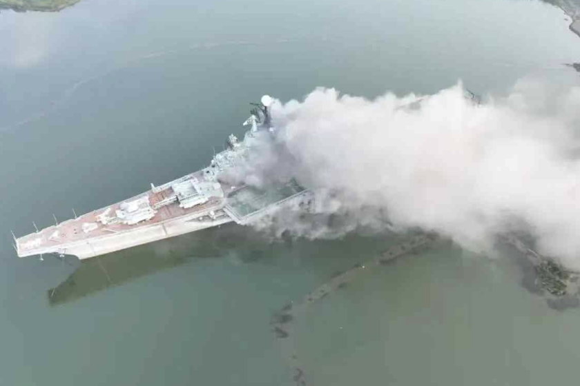 中国にある旧ソ連製空母ミンスク、炎上