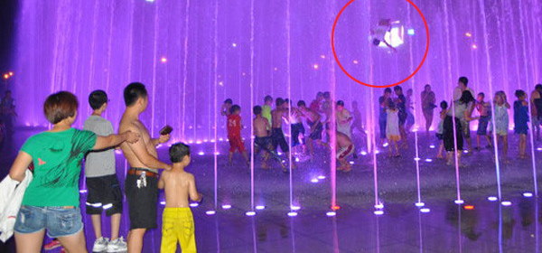 噴水で宙を舞う少年
