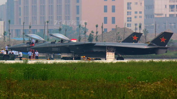 J-20 2001及び2002号機