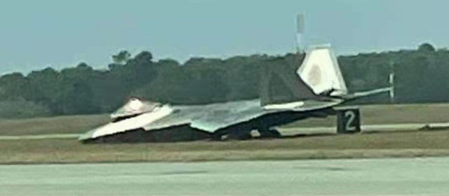 F-22 胴体着陸実施、降着装置の展開できず