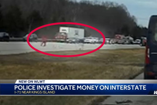 高速道路に大量のお金散乱！アメリカ人「ヒャッハー！」