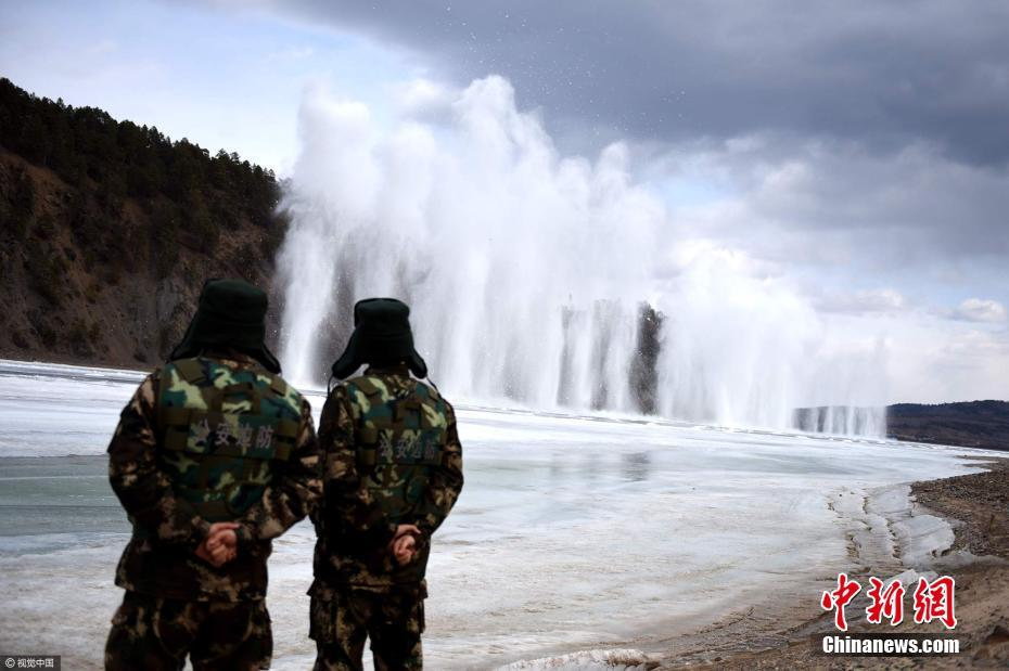中国、凍った川を発破した理由とは