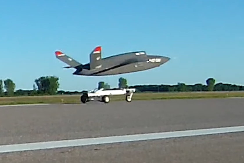 クラトスXQ-58A KTLS 滑走路離陸