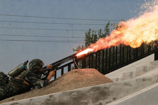 中国_武装警察_火炎放射器_5