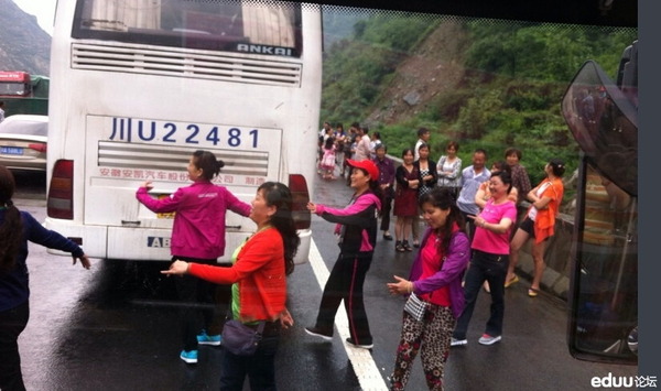 高速道路で踊りだす中国人