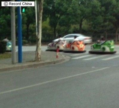 ゴーカートで帰宅する中国人
