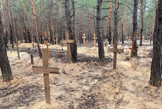 ウクライナで見つかった新たな集団墓地…