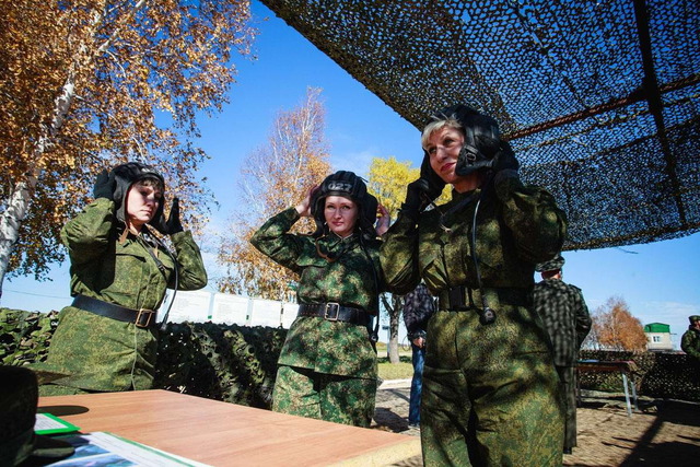 ロシアの戦車と女性兵士_9