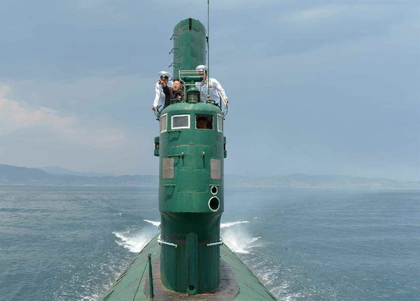 金正恩氏潜水艦視察_5