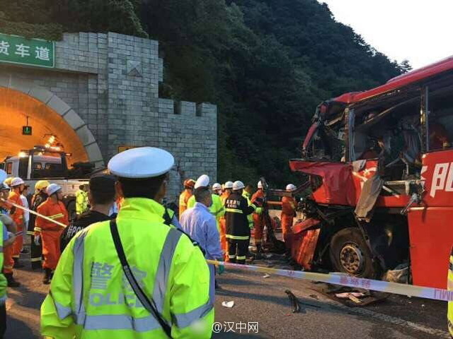 昆高速道路事故_6