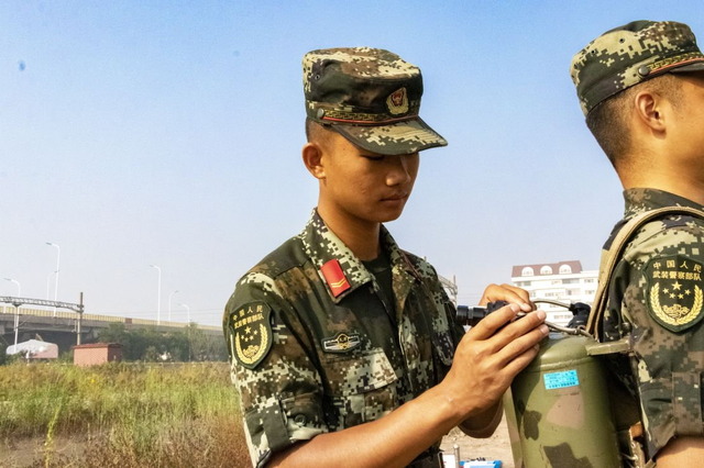 中国_武装警察_火炎放射器_1