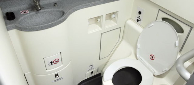 機長 トイレで発症、出てこれなくなり緊急着陸