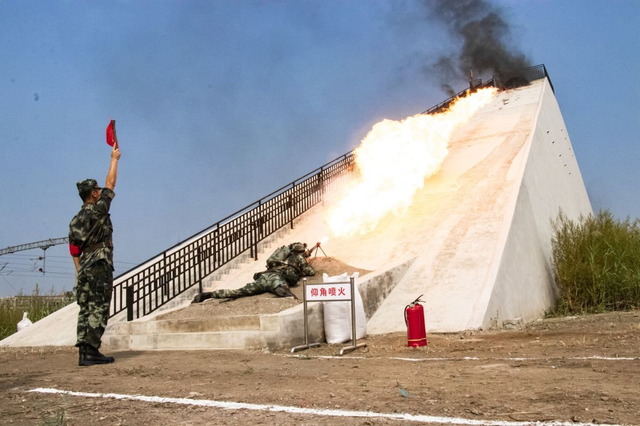 中国_武装警察_火炎放射器_4