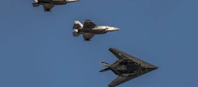 退役したはずのF-117、何も隠さずF-35と編隊飛行