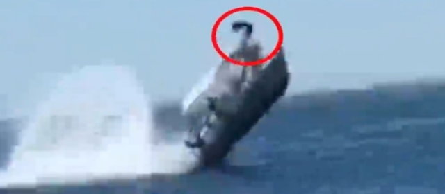 クジラ観光船、衝突し人が宙を舞う事故