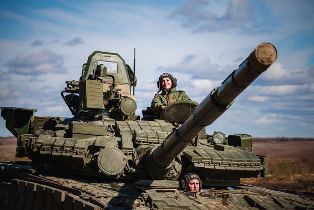 ロシアの戦車と女性兵士_12