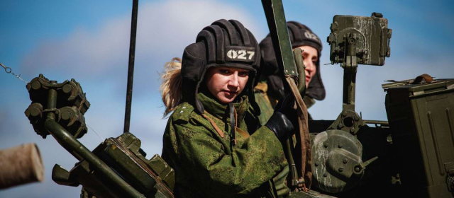 ロシアの戦車と女性兵士_0