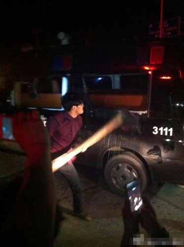 襲撃される警察車両_2