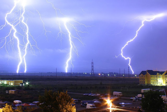 雷雨中のシャワー、皿洗いは感電の危険あり