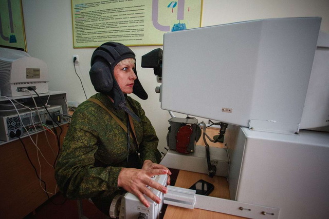 ロシアの戦車と女性兵士_2