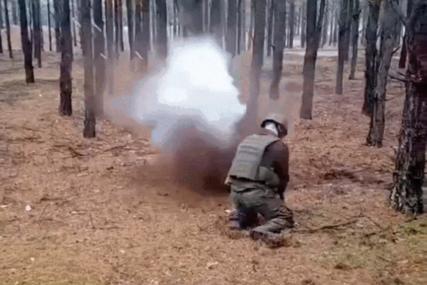 ロシア兵、棒で地雷除去