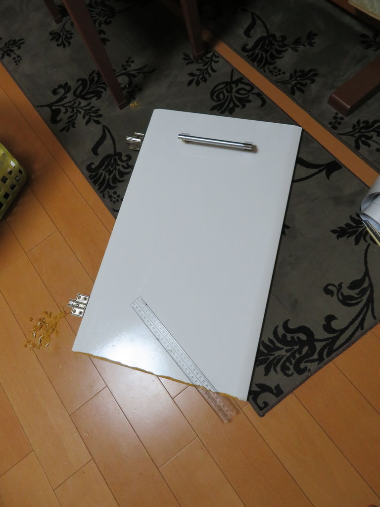 食器棚の扉が剥がれた？膨れた？ とにかく残念な状態ですのよ( ﾉД 
