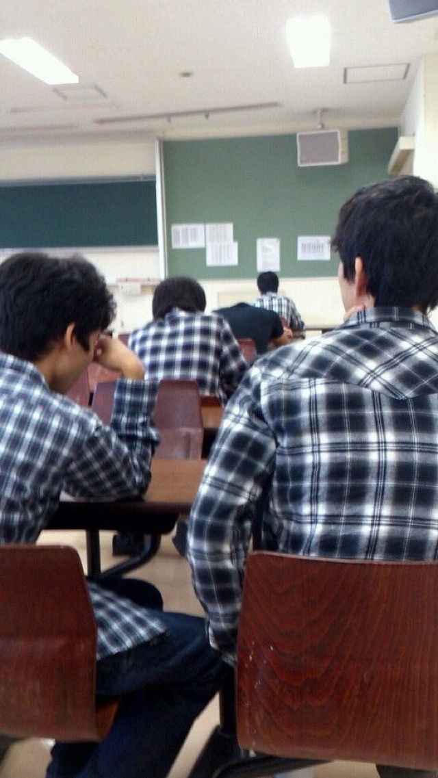 社会 日本の大学生は みんな同じ服をきている 同じ服をきた若者たちの画像一覧 海外の反応 お茶と牛乳の空間