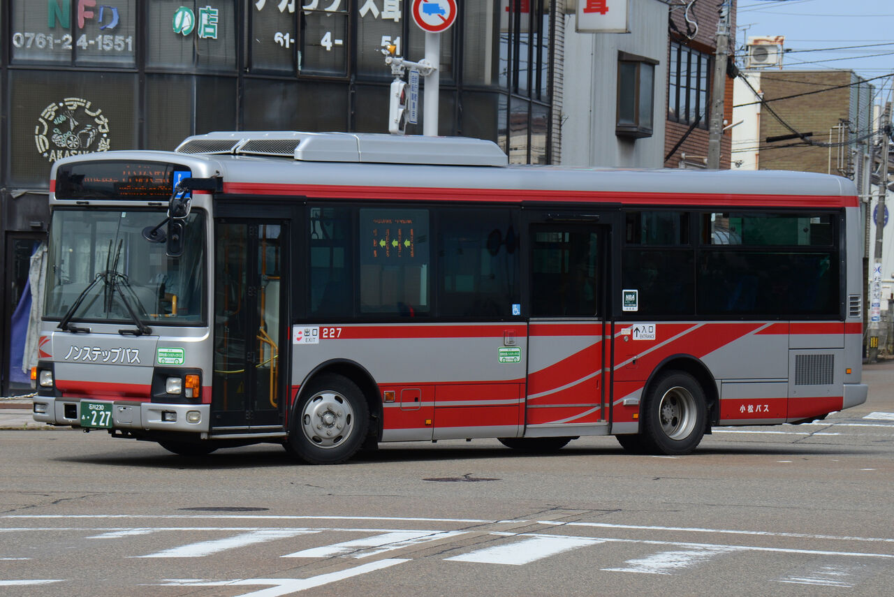 小松バス 中型車 ざっしーのただ載せてゆくだけ