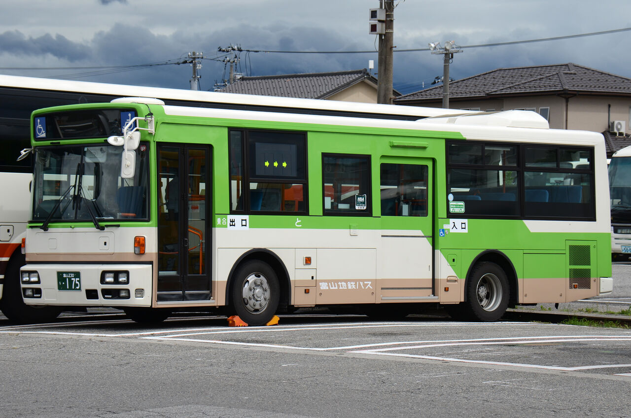 富山地方鉄道 中型移籍車 ざっしーのただ載せてゆくだけ