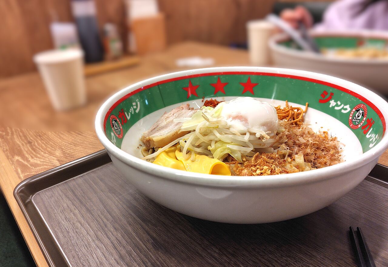 ジャンクガレッジ 新所沢店@埼玉県所沢市<まぜそば(玉子あり)> : ZATSU