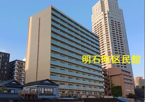 240302明石町区民館は3階建てのブラウンの建物